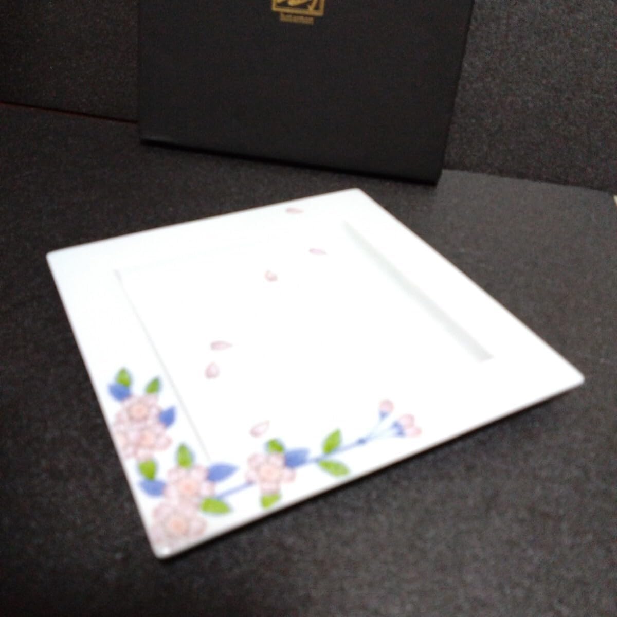 新品 伊万里鍋島焼 畑萬陶苑 スクエアプレート2枚 料亭 レストラン お祝い 新品 伊万里鍋島焼 畑萬陶苑 スクエアプレート2枚 料亭